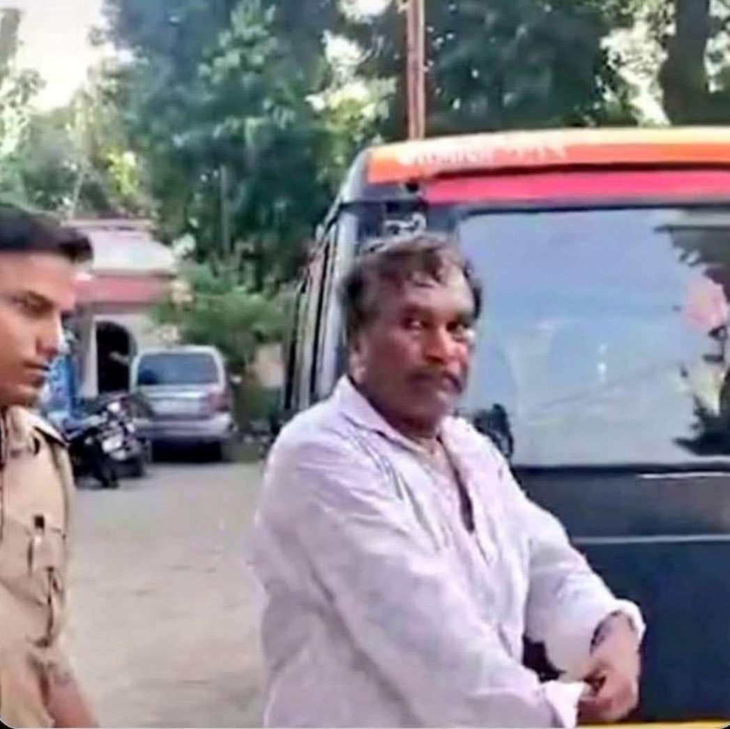 सीतापुर:

बीएसए ऑफिस में बीएसए और प्रधानाध्यापक के बीच मारपीट में आरोपी शिक्षक को भी गंभीर चोट आई हैं, सीसीटीवी फुटेज एक तरफा वायरल की गई हैं। शिक्षक का भी मेडिकल कराया जाना चाहिए जिससे निष्पक्ष और पारदर्शी जांच होकर कार्यवाही हो।