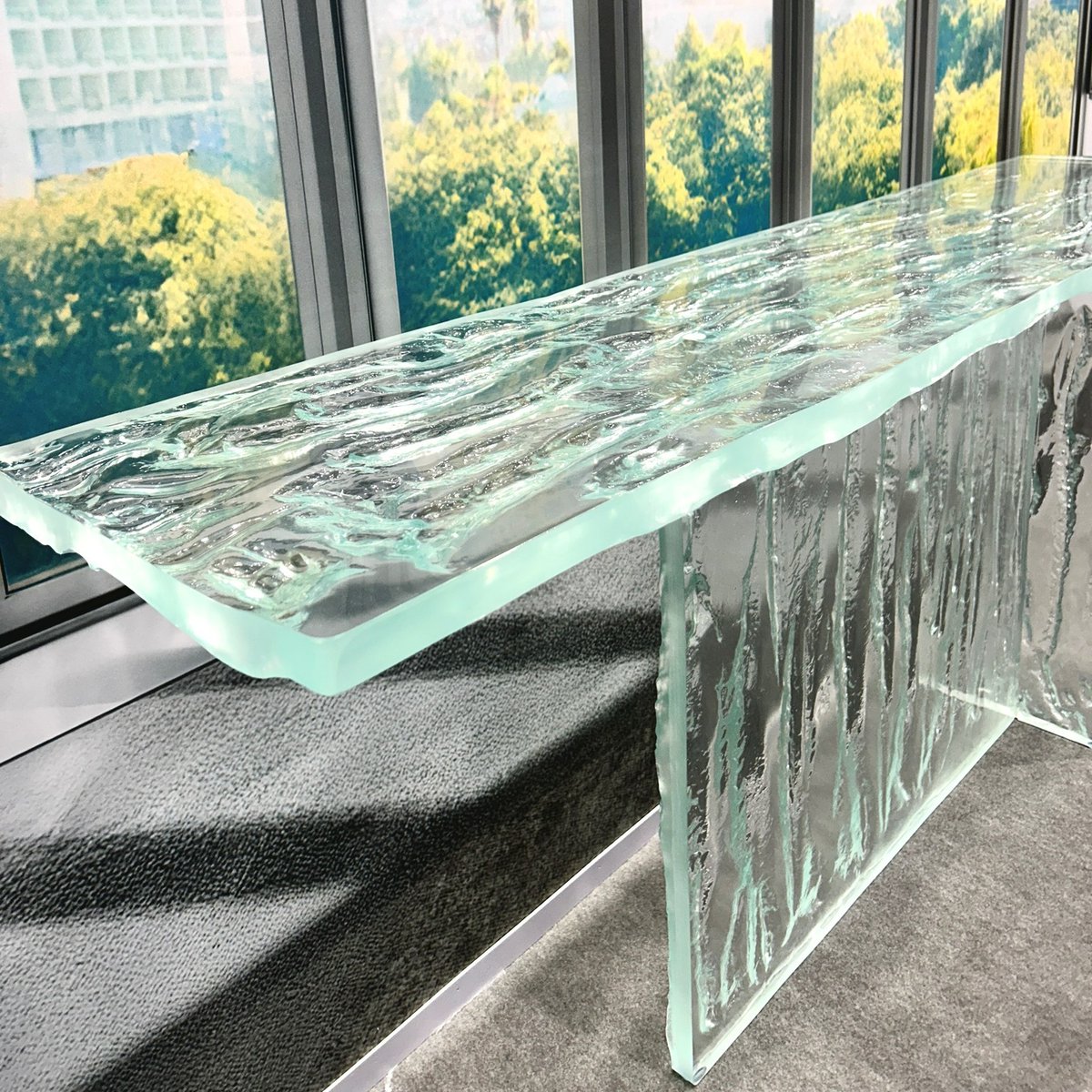 pilkingtonglass's tweet image. 𝗚𝗹𝗮𝘀𝘀 𝗔𝗿𝘁 𝗠𝗼𝗻𝗱𝗮𝘆
Today, we would like to present beautiful Laguna console by Reflex Angelo, made of Pilkington 𝗦𝘂𝗽𝗲𝗿𝘄𝗵𝗶𝘁𝗲™ crystal-clear glass, which was presented at the Vitrum trade fair in Milan.

#glass #glassart #glassdesign #art #design