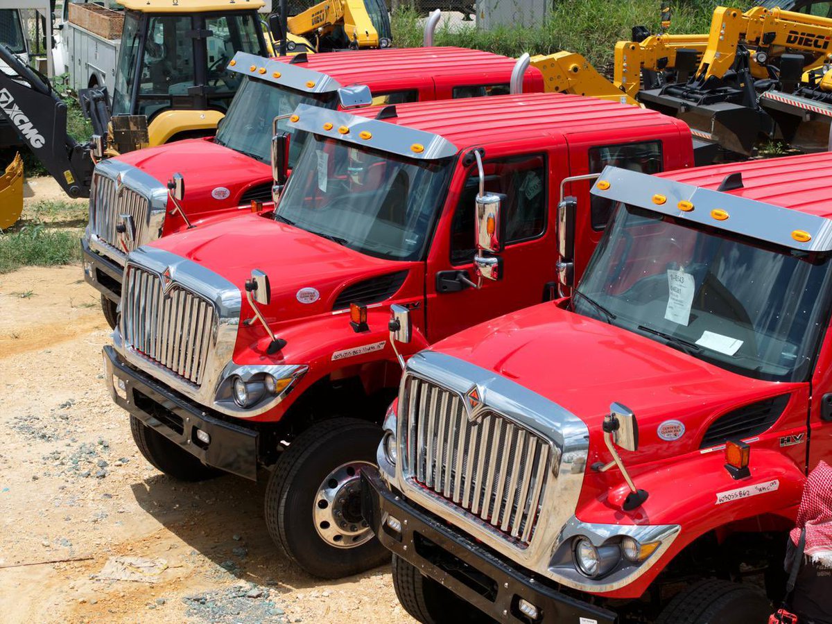 PaulaXHenaoE's tweet photo. Respetado Concejal Briceño, respondemos a sus inquietudes y a la opinión pública. 

Los chasises están en Cartagena, puede ir a verificarlo, sin embargo,  adjuntamos las fotos. El dinero de los bogotanos está completamente invertido en las máquinas extintoras que pronto se van a ensamblar y a entregar. Tenga presente que los trámites de nacionalización no dependen de nosotros, no obstante, hemos gestionado para asegurar que los vehículos lleguen lo antes posible.

Sobre el proceso administrativo sancionatorio, debe tenerse claro que estamos obligados a garantizar el derecho al debido proceso. No podemos decidir de fondo, sin cumplir lo dispuesto en la Ley.

Ahora bien, de llegarse a imponer sanción, sin respetarle las garantías procesales al contratista, estaríamos vulnerando principios de orden constitucional que usted muy bien conoce.

Somos enfáticos en señalar que, no hemos dejado de atender ninguna emergencia en el Distrito Capital, por las eventualidades que se han presentado en el contrato.