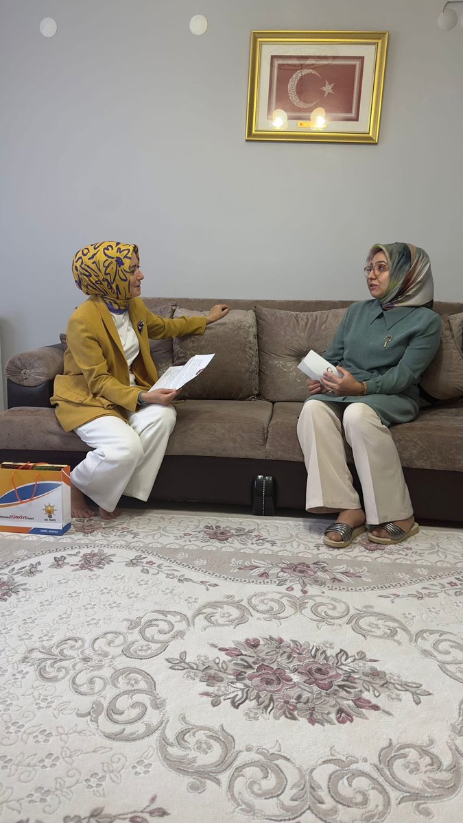 Vatan uğruna can veren kahramanımız 15Temmuz Şehidimiz Medet Ekizceli’nin bizlere emaneti olan kıymetli eşini ziyaret ettik. 
Cumhurbaşkanımız,Sayın <a href="/RTErdogan/">Recep Tayyip Erdoğan</a> ’ın selamlarını ve #TerörsüzTürkiye mektubunu takdim ederek, aziz şehidimizin ailesine minnet ve dualarımızı ilettik.