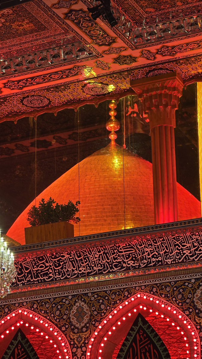 Alirezasharifib's tweet photo. در روز حشر دور شما حلقه می‌زنیم
ای آبروی ما همه پیش خدا حـسین

#شب_زیارتی https://t.co/YJ9ULt0wNt