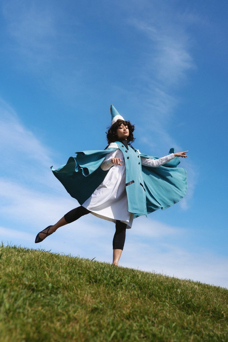 A little bit of magic ✨️
This hill was the real mvp for my Yeticon photoshoots. 
Photo by <a href="/KameraNinjaa/">Kameraninjaa</a>
Agott costume from Witch Hat Atelier made and worn by Me

#witchhatatelier #agottcosplay #witchhatateliercosplay #kodansha #canadacosplay