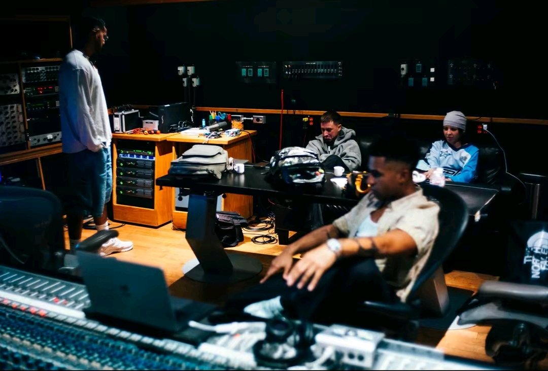 📸| Young Miko junto a Mauro y Caleb Calloway en el estudio 🔥🍷