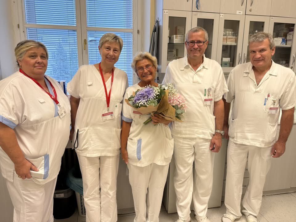 Svou poslední směnu dnes po neuvěřitelných 4️⃣5️⃣ letech na II. chirurgické klinice, oddělení JIP 7, odsloužila naše milá kolegyně Dana Klodvigová. 👏💐 

Děkujeme za vše a přejeme zasloužený odpočinek od práce! ❤️