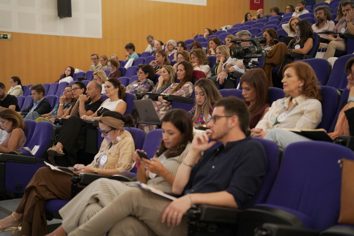 🏥📢 Más de 130 profesionales de la salud, la comunicación y el ámbito académico se han reunido hoy en la III Jornada Andaluza de Comunicación Sanitaria del <a href="/HUReinaSofia/">Hospital Universitario Reina Sofía</a> organizada bajo el lema "Conectar desde la emoción".