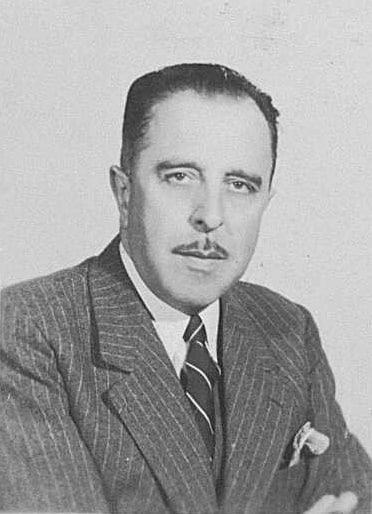 Se llamaba José María Araúz de Robles y era Abogado del Estado. De una familia de notables, se puso al mando de los requetés en la Comarca de Molina de Aragón, Gudalajara. Fue parte fundamental en la represión de esta zona. 

Su familia mantiene, a día de hoy, una ganadería de