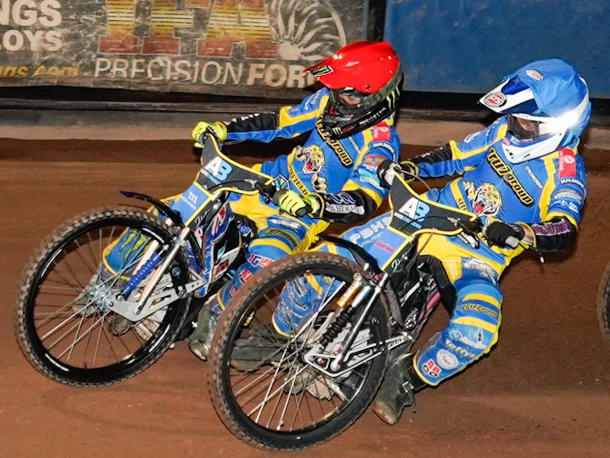TigersSpeedway's tweet image. 🏁 𝗟𝗔𝗧𝗘𝗦𝗧 | 4️⃣ heats gone...

⚡️ The boys start quickly!

Both Heats 1️⃣ and 3️⃣ are 5-1s with Leon Flint back to form and involved in both.

🔵🟡 16-8 🧙‍♂️⚫️ 

📸 Phil McGlynn
🐯 #TigersPride | #SHEIPS
