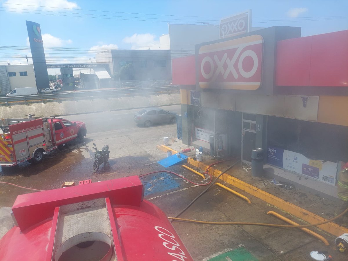 chocotrending's tweet photo. 🚨#ALERTA | Personal de @ProcivilTabasco, sofocaron incendio registrado en un Oxxo ubicado dentro de una gasolinera, en la r/a Anacleto Canabal. Empleados de la estación aseguran que dos sujetos en moto arrojaron una bomba molotov al establecimiento. https://t.co/2lb5s4FhVd
