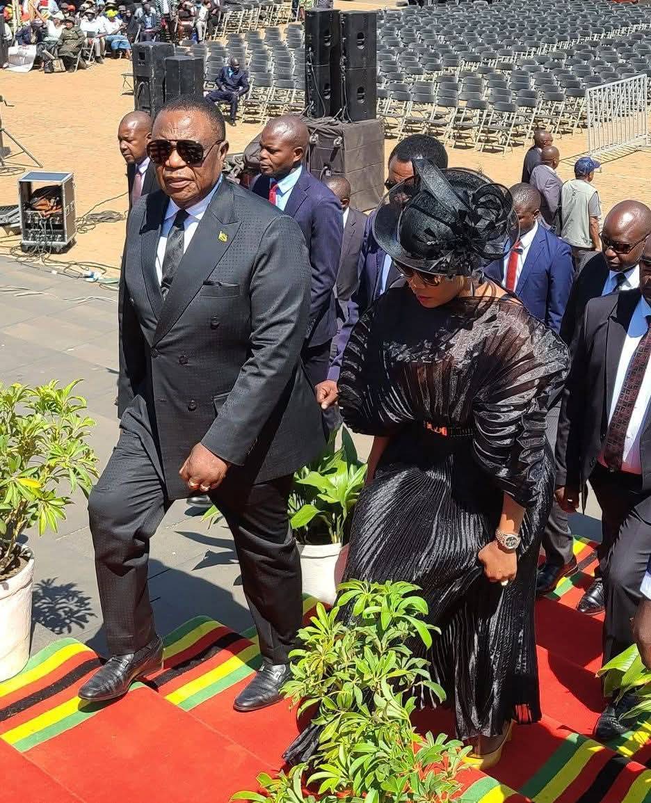 Every man needs a Mini type of woman the way she has sell her husband to the public is top tier kwete zvenyu zvekunyeperana online kuti hee siyannai nemvana dzekwaMurehwa heee a man can get a 19 year old woman even in his 50s that maturity that Mini brot to this general is 👌