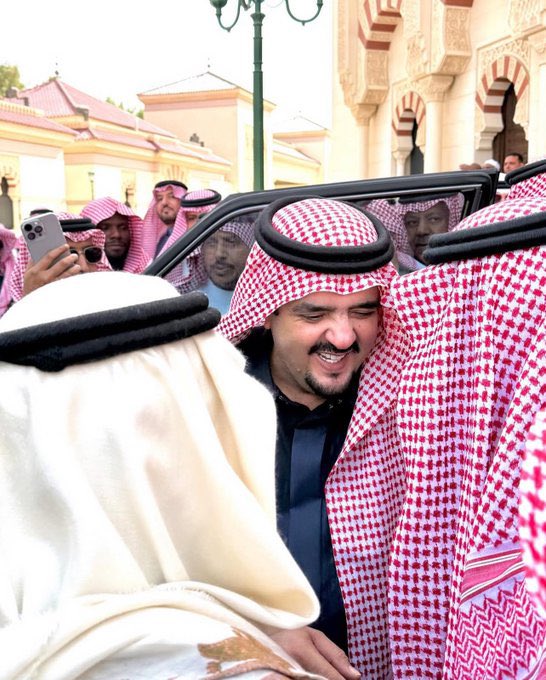 لو إنك تجيه وهمومك أكبر من الضلعان 
يخلّي همومك تحت رجليك زوليّه ❤️

الله يحفظك و يطول عمرك ويرحم والديك 🤲
 #عبدالعزيز_بن_فهد