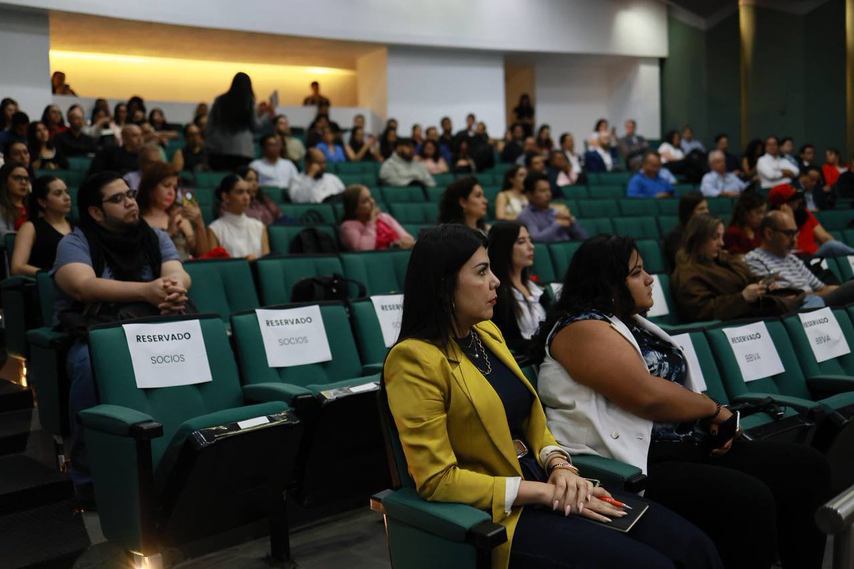 mery_pozos's tweet photo. Qué gusto haber sido parte de este Amazon Fest  organizado por @CamaradeCom_GDL y @amazonmex un espacio donde empresarios, emprendedores y jóvenes talentos encontrarán caminos concretos para potenciar sus proyectos, fortalecer sus ventas e insertarse con fuerza en un mercado cada vez más competitivo.

Que sea un éxito y un gran impulso a nuestro comercio en Guadalajara y Jalisco para su crecimiento.