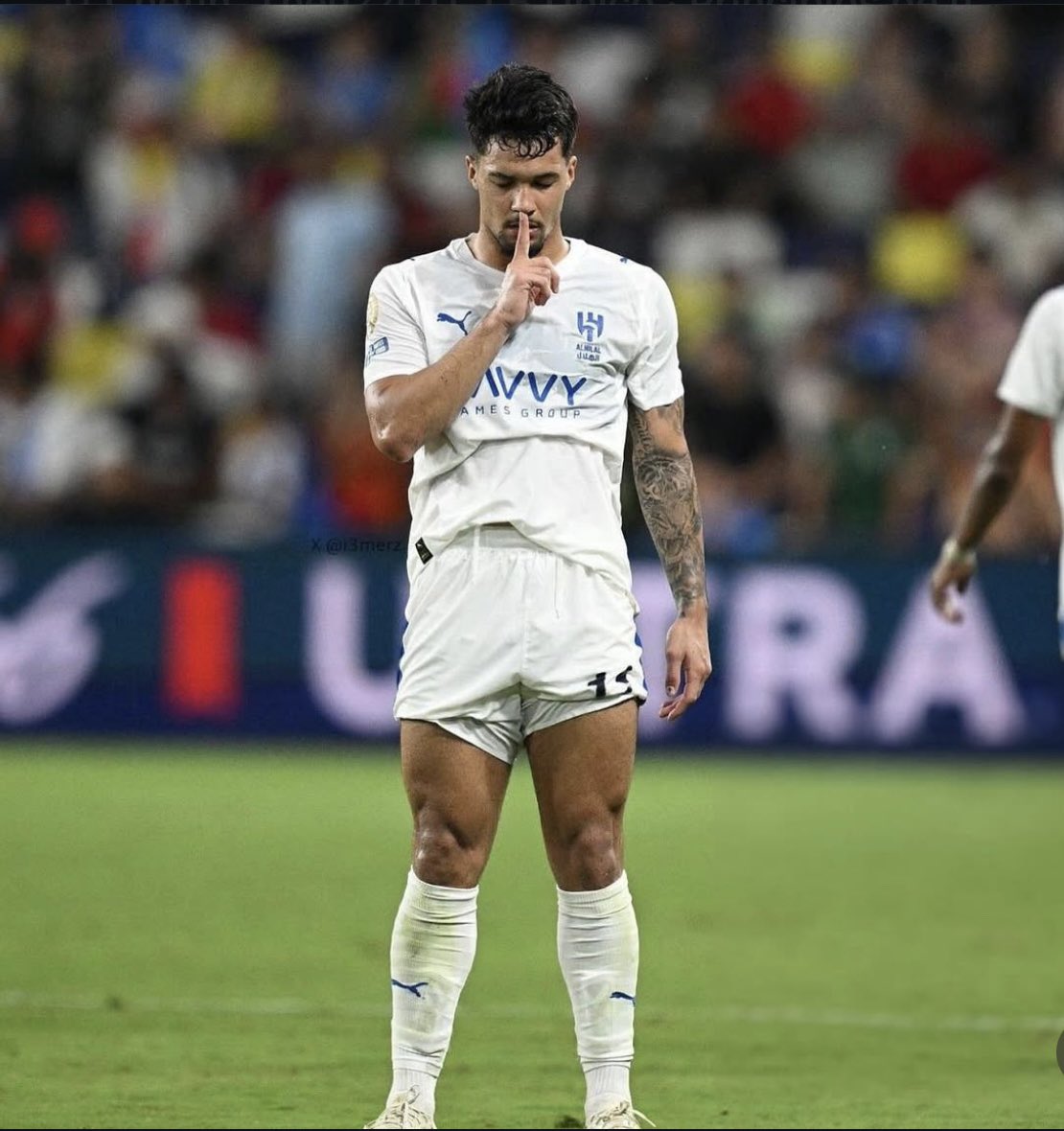 مع ليوناردو معدل التسديد على المرمى راح يرتفع عندك 

مع ليوناردو راح تحس انه فعلاً عند مهاجم في البوكس حتى لو يضيع كثير على الأقل يتحرك

اقسم بالله إني احب هذا الاعب لأنه يقدر ويحب شعار النادي الي يمثله💙💙!