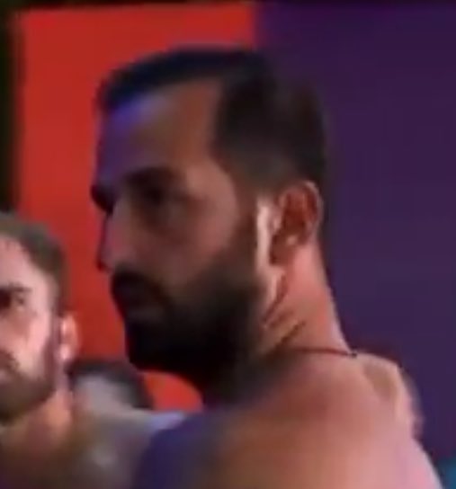 Ο Άρης θίγεται με το είστε γελοίοι (που όντως ήταν 😅) και αρχίζει τα μην με χαρακτηρίζεις για να γυρίσει στο καπάκι να χαρακτηρίσει ο ίδιος με το "τι λες ρε βλάκα" 
Κλόουν 🤡 🤡 🤡 
 #exathlonGR