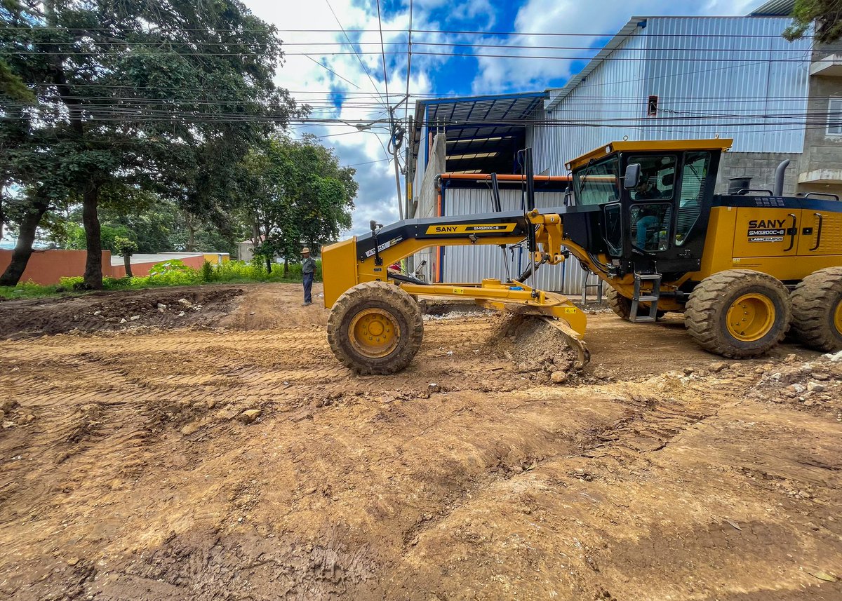 Avanzamos en los trabajos previos a pavimentación en Margaritas 2 y 3 con compactación de suelo y balastreo. #SanJuanSacAvanza #obrasquetransforman