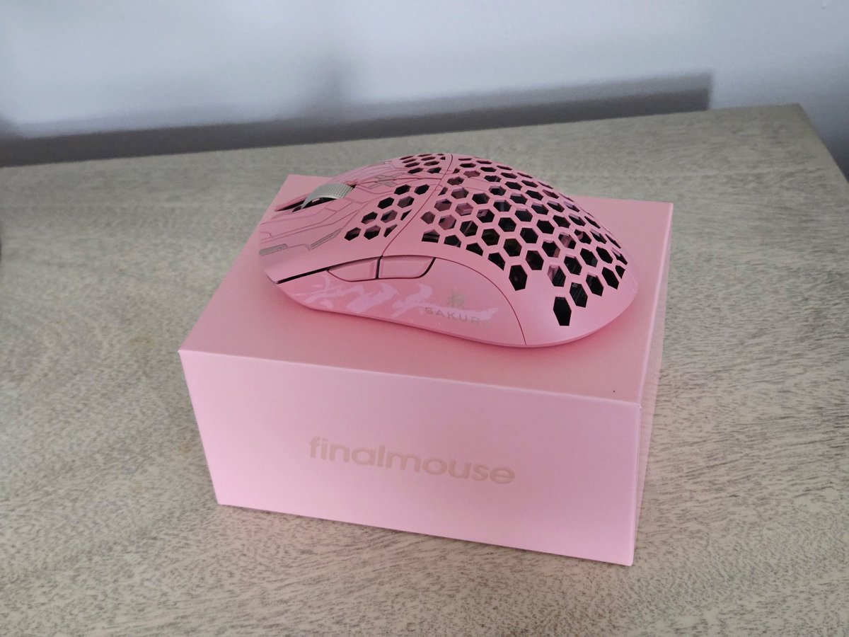 GoldEcs's tweet image. My @finalmouse ULX Sakura Classic has arrived. It feels and looks awesome so far. Pretty hyped to try it in-game !!