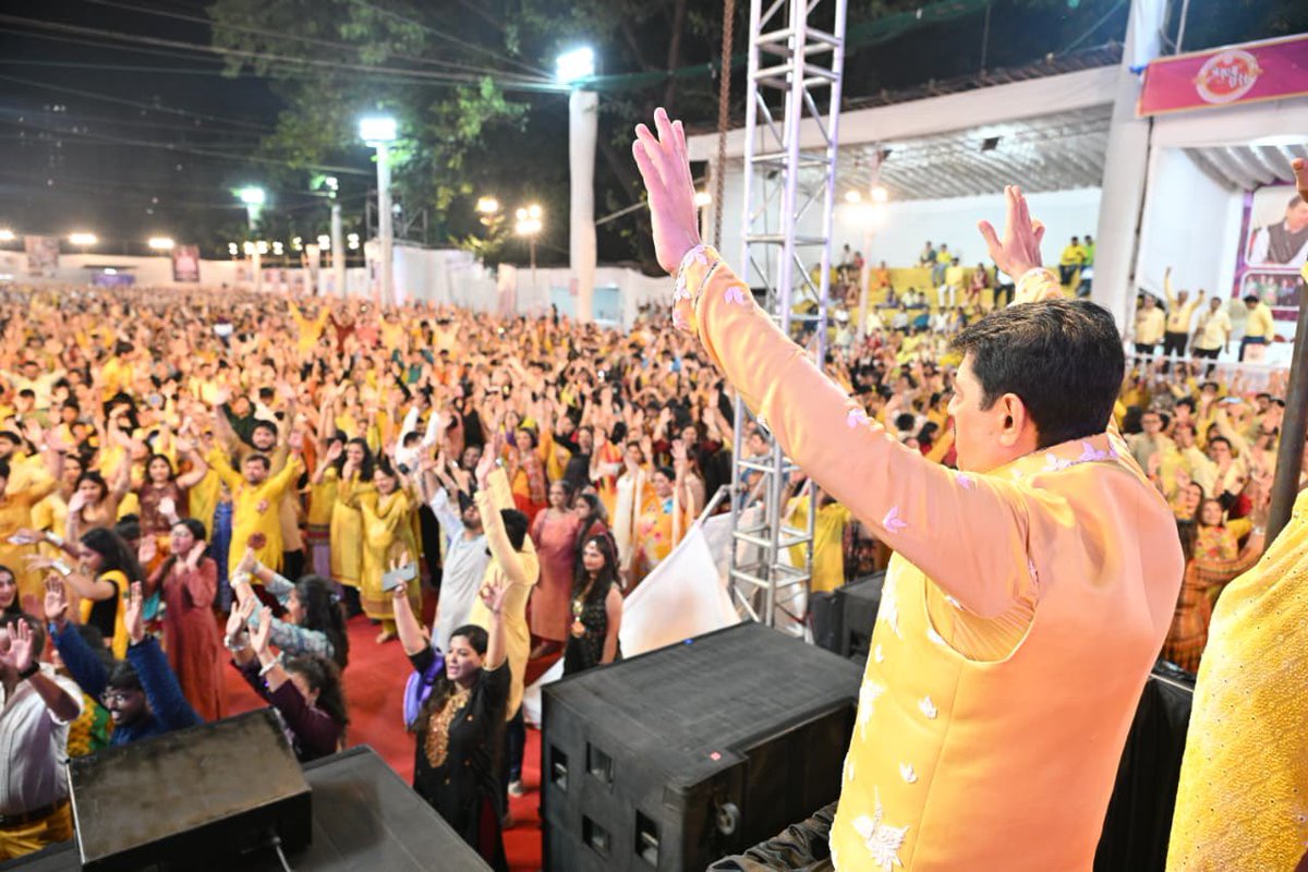 manoj_kotak's tweet photo. या देवी सर्वभूतेषु माँ कुष्मांडा रूपेण संस्थिता ||
नमस्तस्यै नमस्तस्यै नमस्तस्यै नमो नमः ||

Prerna Raas 2025 (Day 4), Mulund, Mumbai 📍 

On Day 4 of Prerna Raas 2025, devotees celebrated the divine presence of Maa Kushmanda, the source of cosmic energy. The Garba beats echoed with positivity, traditional attire lit up the night, and devotion filled every heart. 

नवरात्रीच्या चौथ्या दिवशी प्रेरणा रास २०२५ मध्ये माँ कूष्मांडा देवीची आराधना करण्यात आली. तिच्या कृपेने संपूर्ण परिसर आनंद, प्रकाश आणि सकारात्मकतेने उजळून गेला. जोशपूर्ण गरबा, पारंपरिक पोशाख आणि भक्तीच्या लहरींनी मुलुंडमध्ये दिव्य वातावरण निर्माण केले.

जय माँ कुष्मांडा 🙏
#PrernaRaas2025
#PrernaRaasNavratri
#NavratriUtsav