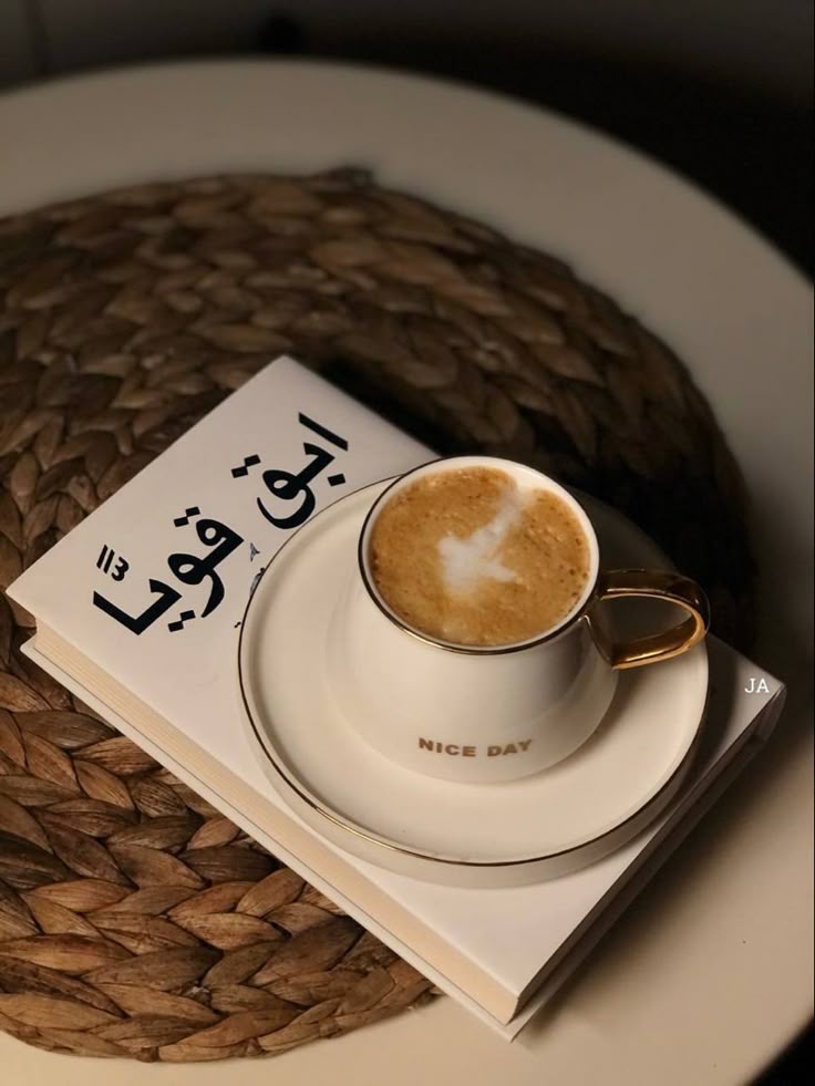 "سابقا كنت أتغافل لأبقي الود، 
اليوم أتغافل كي لا تؤذيني ردة الفعل وتوابعها، 
أصبحت أغمض عيني عن الزلل وأتسامح مع نفسي بلا اعتذار؛ لأنه لم يعد لدي طاقة للنقاش ولا وقت للجدال العقيم، 
العتاب مرفوع ليس من محبة ولكن لأنه أصبح متعب أكثر من الخطأ نفسه
بعض المواقف حتى الكلام بها إهانة