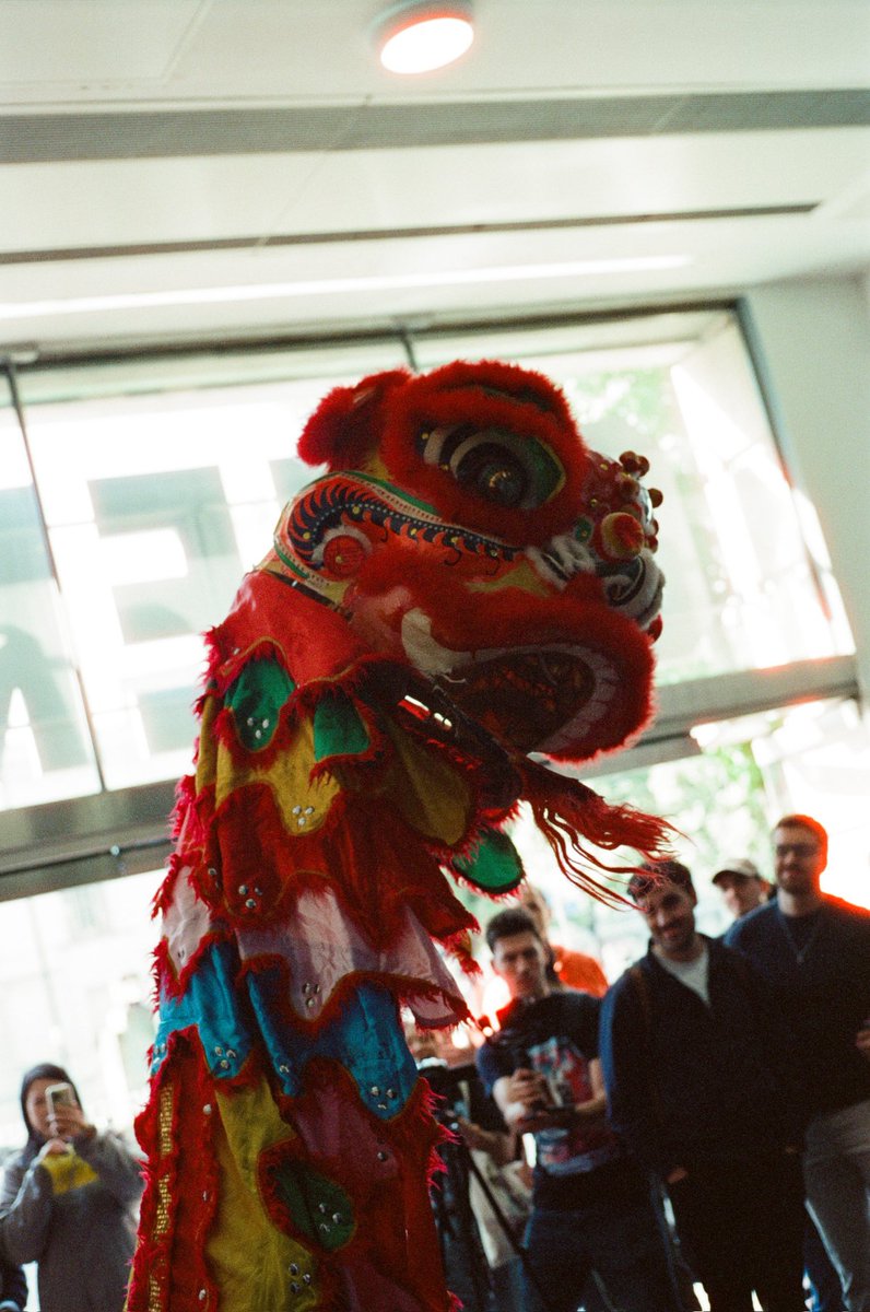 FSFilmFestival's tweet photo. Lion Dance by NXK Martial Arts, photographed by @feyi_daina 

📷: Feyi Daina 

#fsff2025 #fightingspiritfilmfestival #fsff #feyidaina #hackneypicturehouse #liondance #nxkmartialarts #martialarts #martialartists #cinema #support #promote #inspire #recognise #connect https://t.co/pvyH0gBPTk