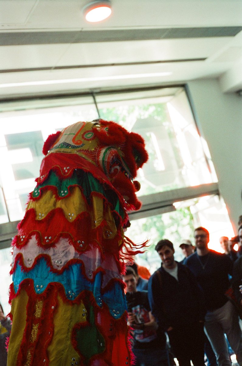 FSFilmFestival's tweet photo. Lion Dance by NXK Martial Arts, photographed by @feyi_daina 

📷: Feyi Daina 

#fsff2025 #fightingspiritfilmfestival #fsff #feyidaina #hackneypicturehouse #liondance #nxkmartialarts #martialarts #martialartists #cinema #support #promote #inspire #recognise #connect https://t.co/pvyH0gBPTk