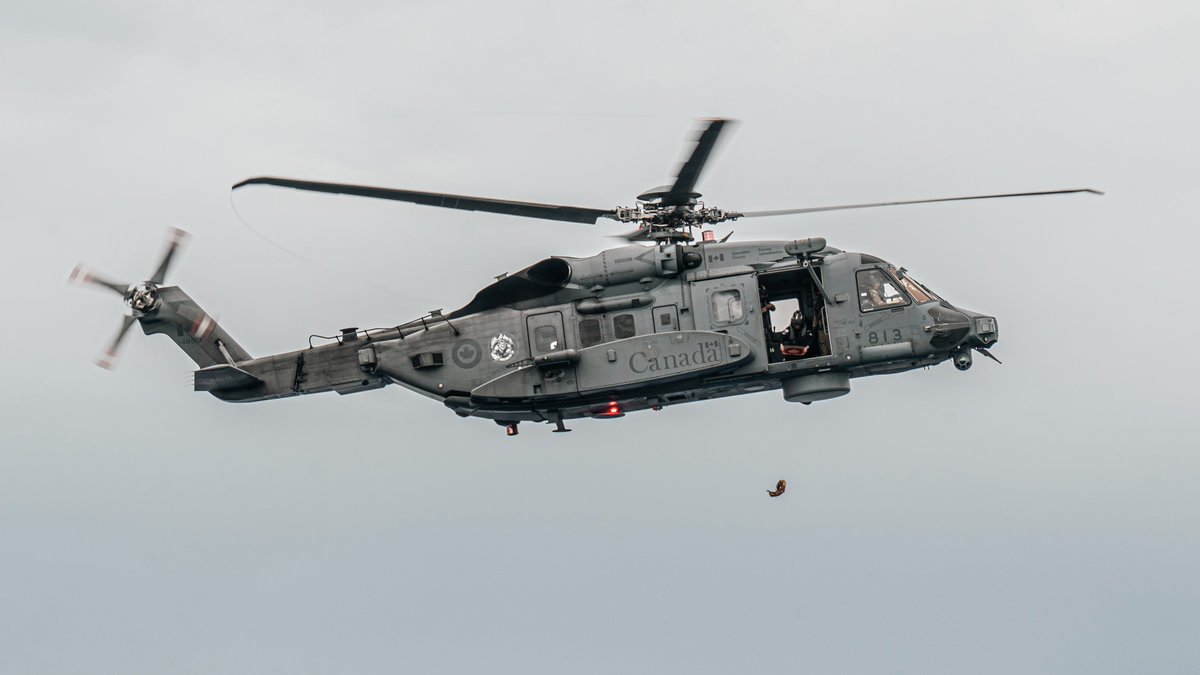 On September 21st, #HMCSVilledeQuébec and its HELAIRDET held a parade on the flight deck to honour the 85th anniversary of the Battle of Britain. The ceremony included a CH-148 Cyclone fly-by and a wreathe of bread was dropped in commemoration of the fallen.