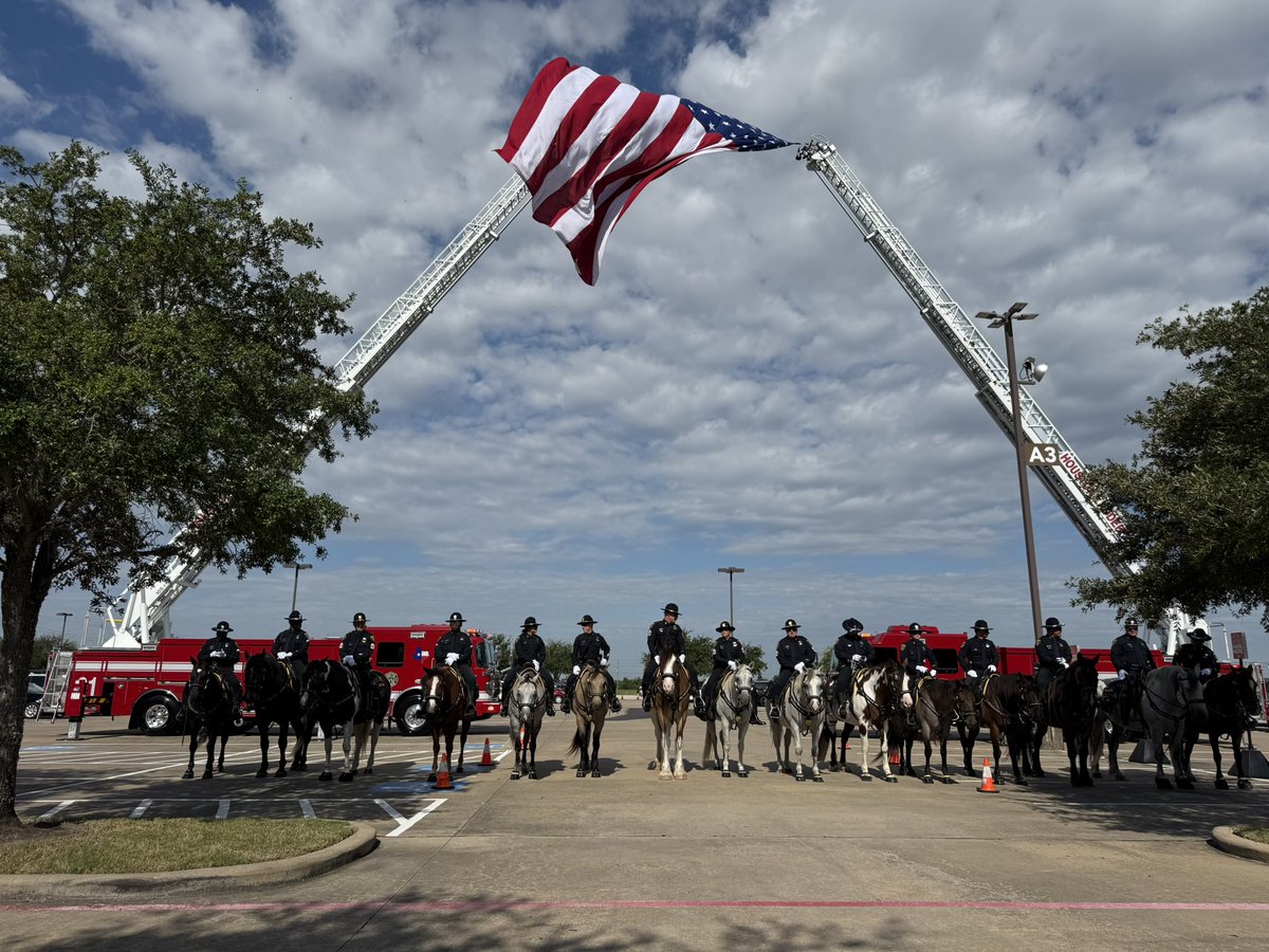 HCSOHonorGuard's tweet image. The Harris County Sheriff's Office Honor Guard attended the funeral service for Senior Police Officer Alex Roberts, who served with the Houston Police Department with honor and dedication.
His commitment to service will be remembered.
#houstontx #thinblueline #NeverForget