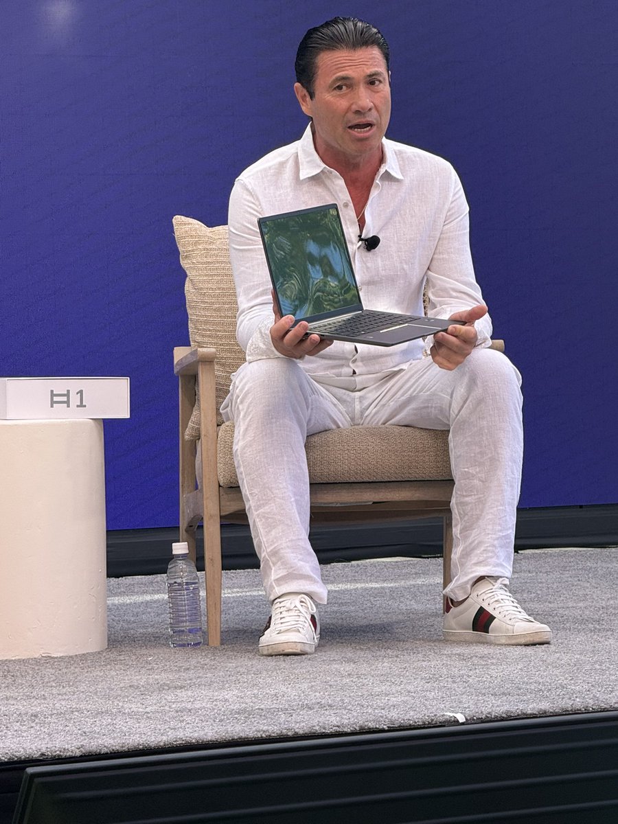 prabhu_ram's tweet photo. Tareq Amin, CEO of Humain, just unveiled Humain ONE — its agentic AI platform, Horizon.

No surprise: it’s powered by the blazing-fast Snapdragon X2 Elite. 

#SnapdragonSummit https://t.co/5eEEXKRnGR