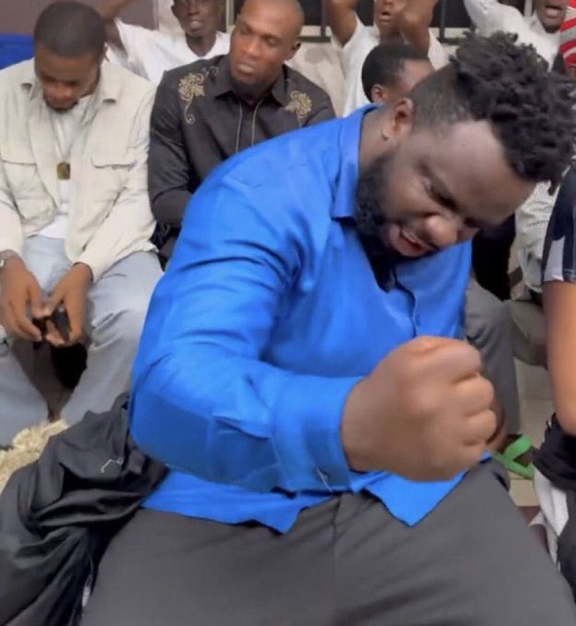 Igbo boys at Ladipo market are waiting for the car owners that experienced flooding yesterday. 

Adị asi ndo. 

Owambe!