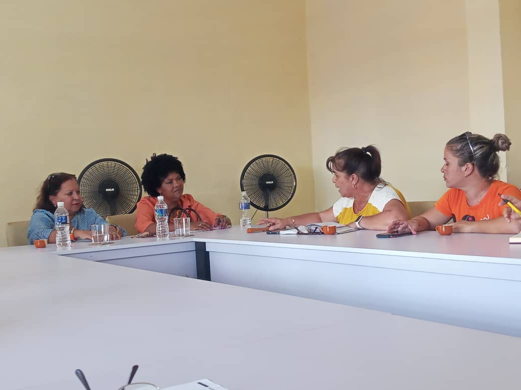 🚨Cómo parte de su recorrido por #Cienfuegos, 🇨🇺, llega hasta #DelegacionCitma, la Presidenta Nacional de la FMC, #TeresaAmarelles,  sostuvo interesante intercambio con el Comité de Género. <a href="/ArmandoRguezB/">Armando</a> <a href="/adianez_taboada/">Adianez Taboada</a> <a href="/AndreaArmasRodr/">Andrea Armas</a> <a href="/citmacuba/">Ministerio de Ciencia, Tecnología y Medio Ambiente</a> <a href="/CienfuegosCitma/">Citma Cienfuegos</a>