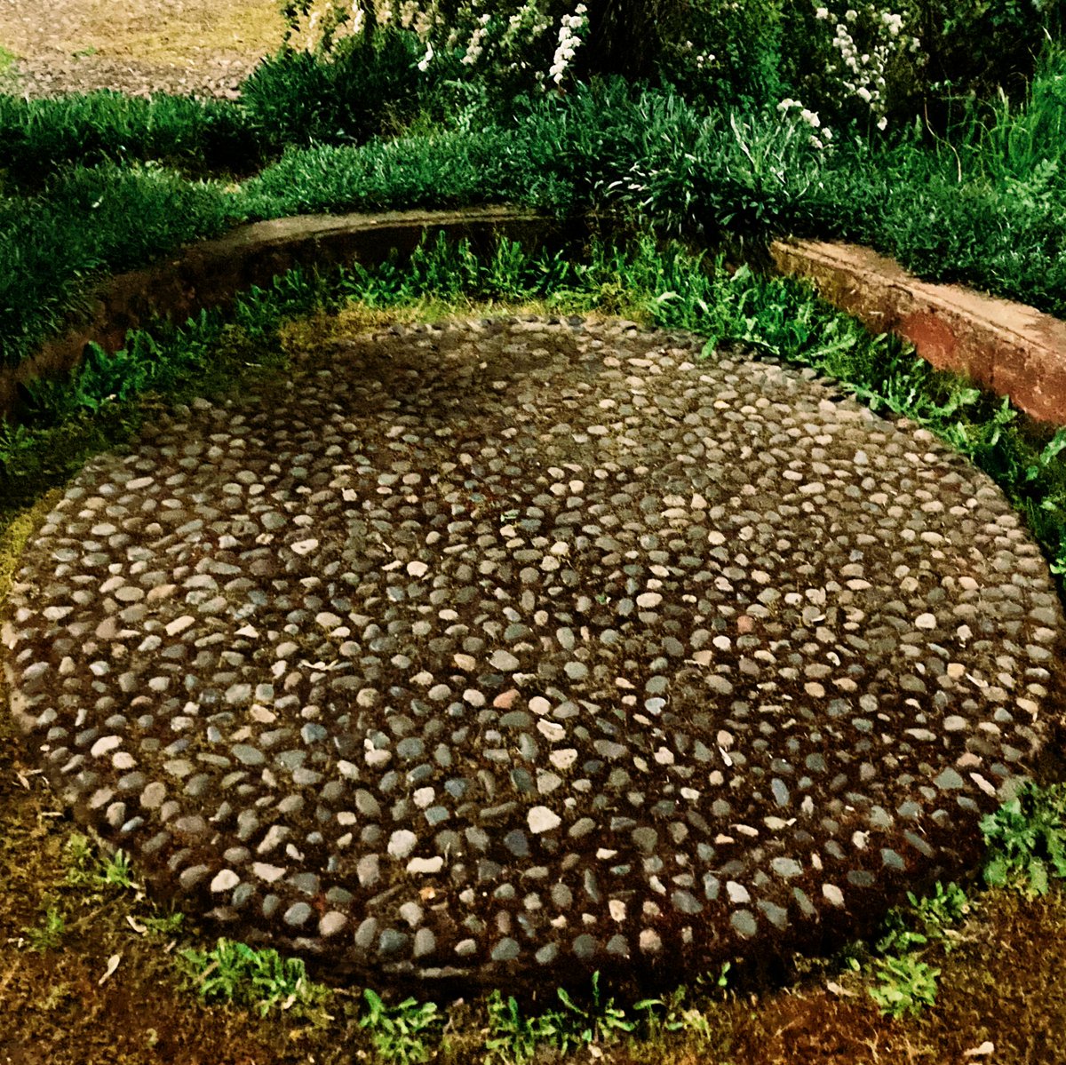 Cuando camino por el pueblo observo los detalles con curiosidad documental y fotográfica. Hay detalles, signos y símbolos. Ornamentos y representaciones. Hay ruinas que aún mantienen su dignidad y elementos repletos de misterios ante los cuales sólo nos queda imaginar.