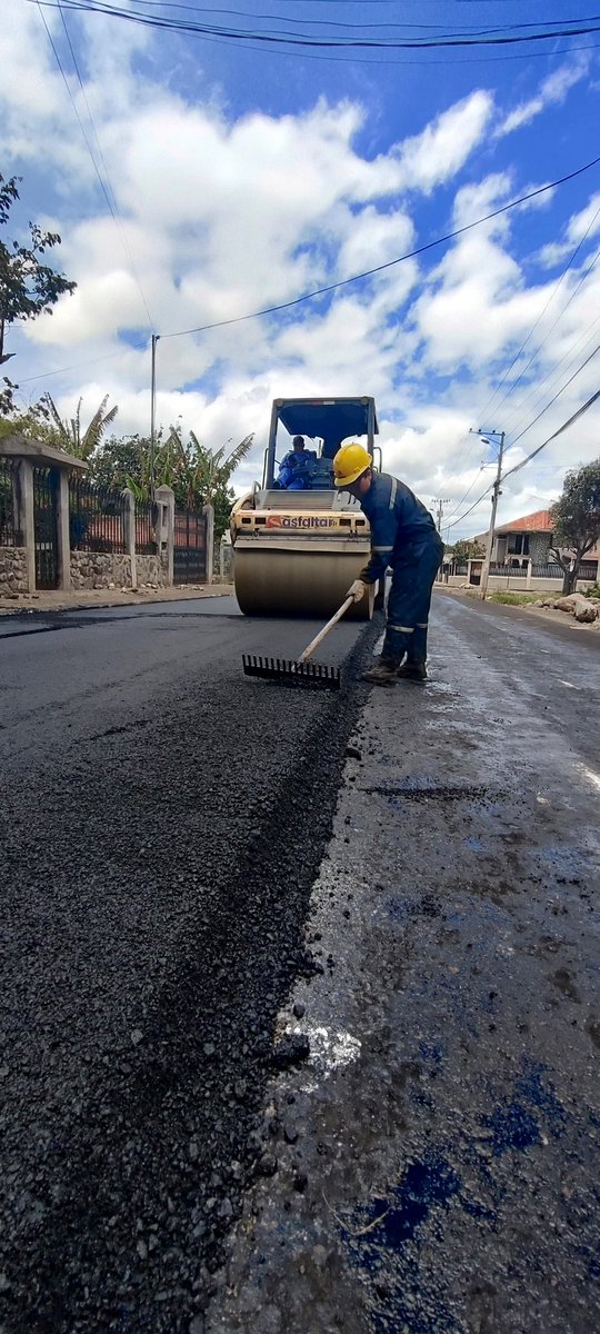 ¡La palabra de nuestro prefecto <a href="/jotalloretv/">Jota Lloret Valdivieso</a> se cumple! 🙌🏽

🚜 Hoy colocamos carpeta asfáltica en la calle Arturo Sández, en #Girón, como parte de la transformación de varias vías céntricas de este cantón.
#TransformamosVidas 
#JotaPredecto