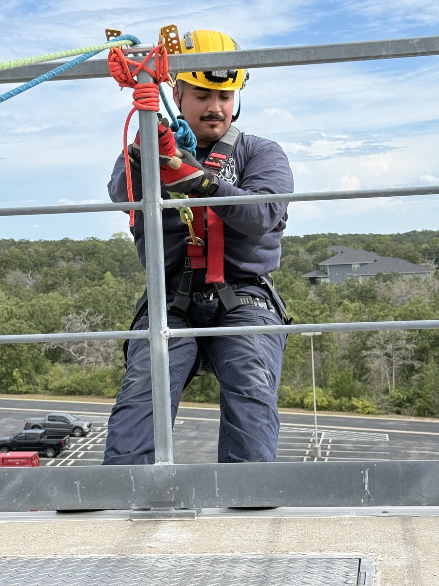 Springfdtx's tweet image. Four members of Spring Fire&apos;s Technical Rescue Team are enhancing their skills for high and low angle rescues at the @teexagency training facility in College Station this week.
They are earning @TCFP_info Ropes Awareness and Operations certifications.

#ropeskills #firefighters…