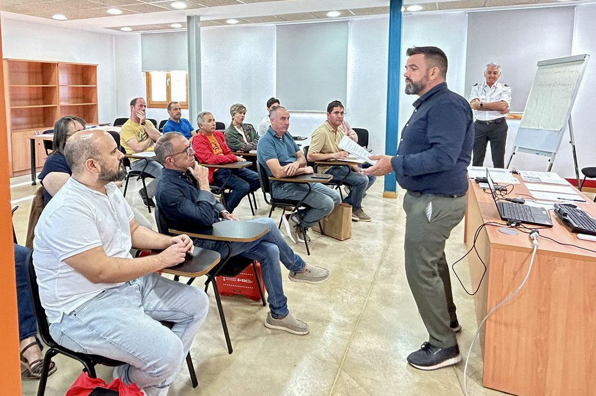 Ahir vam realitzar una nova jornada de formació als Alcaldes i Alcaldesses de la província en matèria de gestió d'emergències en l'àmbit municipal.
Esta iniciativa de <a href="/BombersDipcas/">Bombers Dipcas</a> <a href="/dipcas/">Diputació de Castelló</a> busca reforçar la preparació dels responsables municipals,
oferint-los ferramentes i