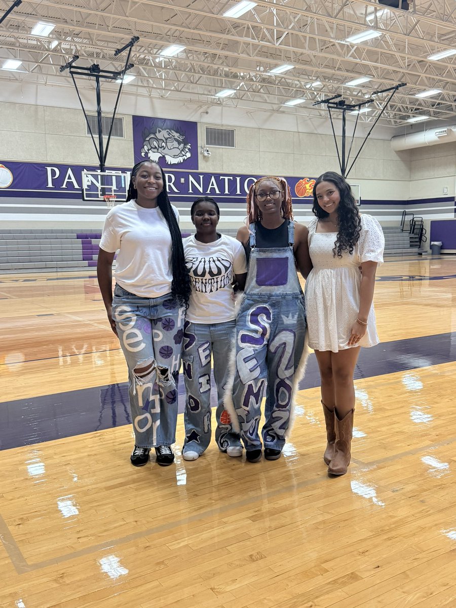 RPHS_GBB's tweet photo. Hoopers with mums, boots, painted overalls and jeans … OH MY!!! #HOCOWEEK #SENIORS26 https://t.co/oQG6f9JyK9