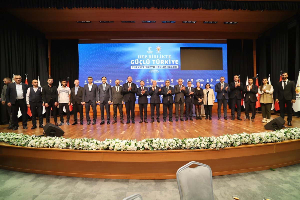 Türkiye Yüzyılı Buluşmalarımız kapsamında, günün kapanış programında kıymetli yol ve dava arkadaşlarımızla bir araya gelerek, değerlendirme toplantımızı gerçekleştirdik.

Bugün farklı partilerden AK Parti ailemize katılan 12 kıymetli yol arkadaşımıza rozetlerini takdim ettik.