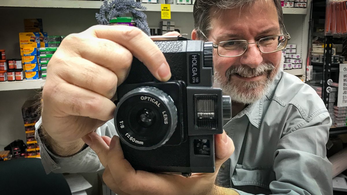 I have confirmed that I am still THE INTERNATIONAL INTERGALACTIC WORLD HEADQUARTERS for HOLGAWEEK 2025.   Get those shooting fingers flexed and ready!!!!!

#thegreatwalloffilm #holgaweek #holga120 #holga