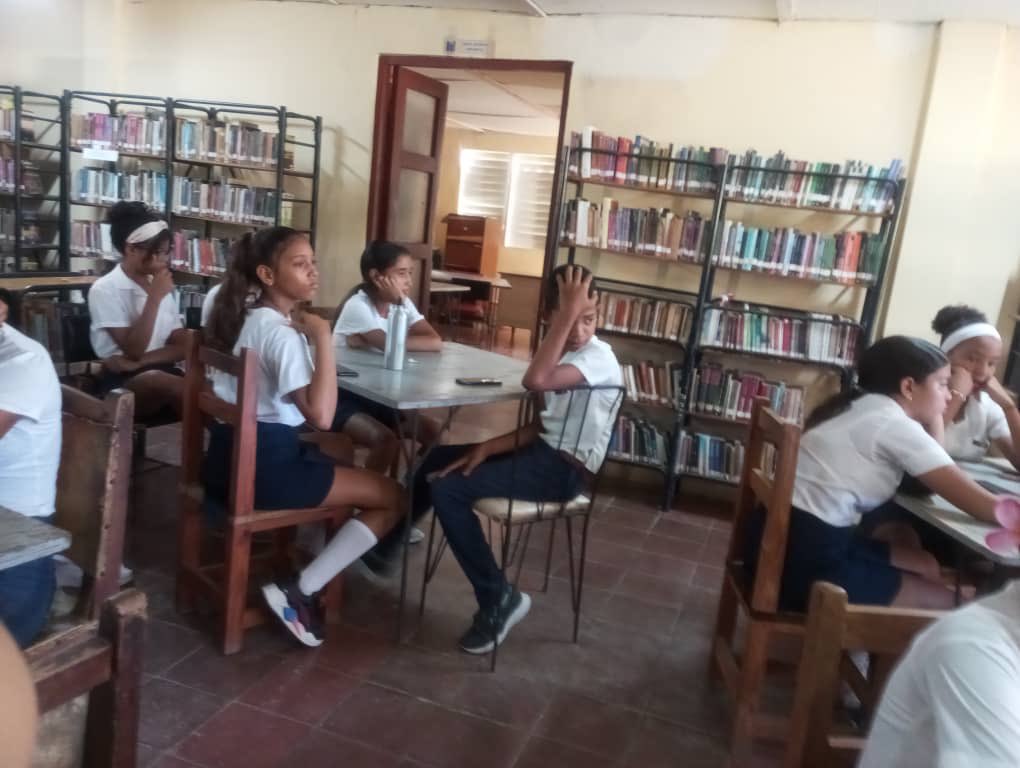 SBRPA1's tweet photo. Actividades desarrolladas con la biblioteca pública y asalto a la sede de los CDR del municipio, en conmemoración a los 100 años con Fidel y los 65 años de la creación de los comités de defensa de la revolución, en la Institución Educativa República Popular de Angola. https://t.co/FzjFODqBD9