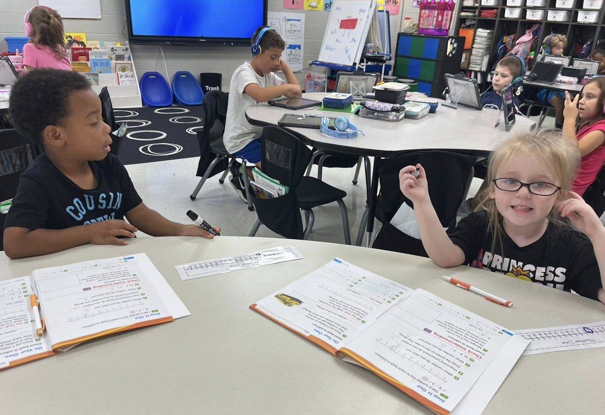 NettletonSTEAMe's tweet image. ⭐️⭐️ In the Classroom ⭐️⭐️
These 1st Graders in Mrs. Swartz's class worked hard today in math. They practiced counting back on a number line to subtract. Great job!! 🧮🧮
#STEAMe #FirstGradeMath