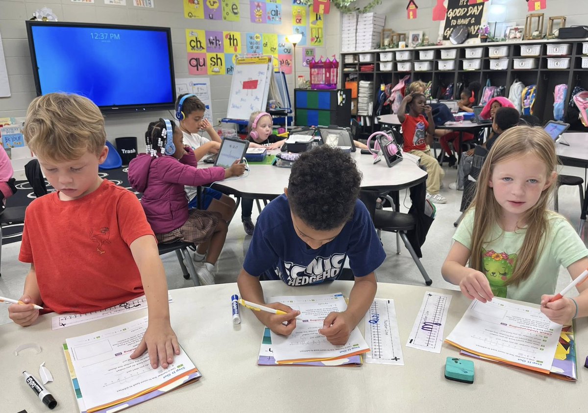 NettletonSTEAMe's tweet image. ⭐️⭐️ In the Classroom ⭐️⭐️
These 1st Graders in Mrs. Swartz's class worked hard today in math. They practiced counting back on a number line to subtract. Great job!! 🧮🧮
#STEAMe #FirstGradeMath