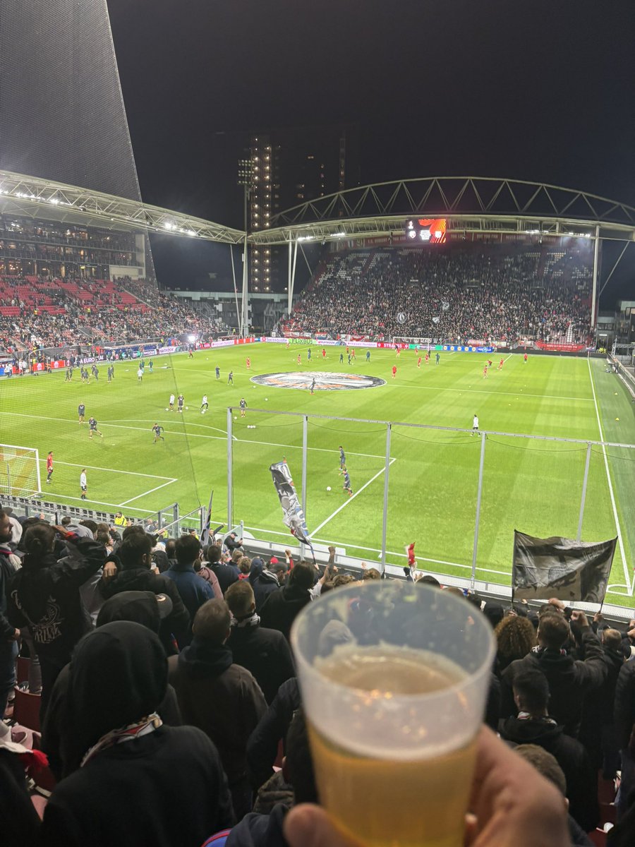 Clementmgrt's tweet image. Magnifique déplacement à Utrecht (30min de chez moi). Bravo aux locaux pour l’organisation et à l’équipe de l’OL pour le match. On avance ! #Utrecht #OL