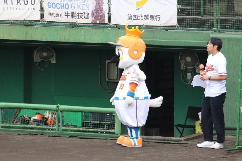 昨日雨の中パワフルな演奏を聴かせてくださった2団体様へ改めて感謝。
お腹に響いて元気がたまった感じ！
パフォーマンスを見入っていたアルファくんとMCオダニさんの写真を一緒に。
<a href="/nagaoka_tenteko/">輪太鼓衆 転太鼓舞</a> 
<a href="/MitsukeDaiko/">越後見附太鼓</a> 
<a href="/odani_hajime/">オダニハジメ@9/27(土)ぼくらのハイライト開催</a> 
#オイシックス新潟アルビレックスBC