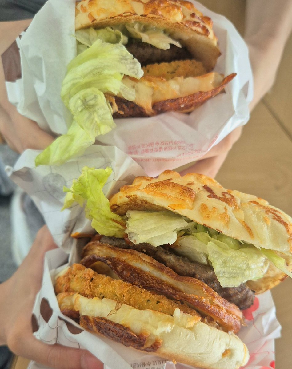 학교에서 친구와 맛피아 버거를 시켜먹어봤어요