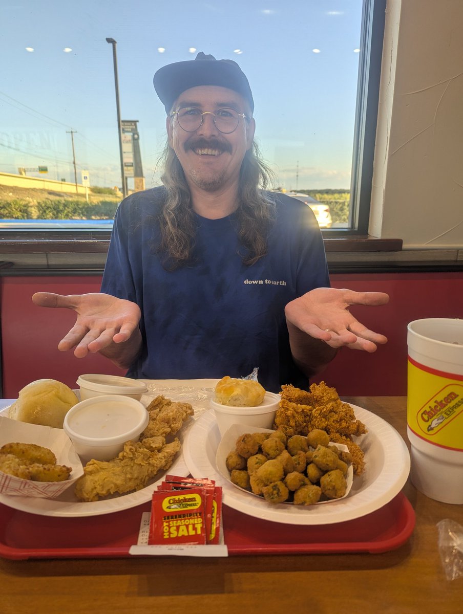 Pre-show meal of champions! Mute the game and come hang at 8P over on the YouTubes.
