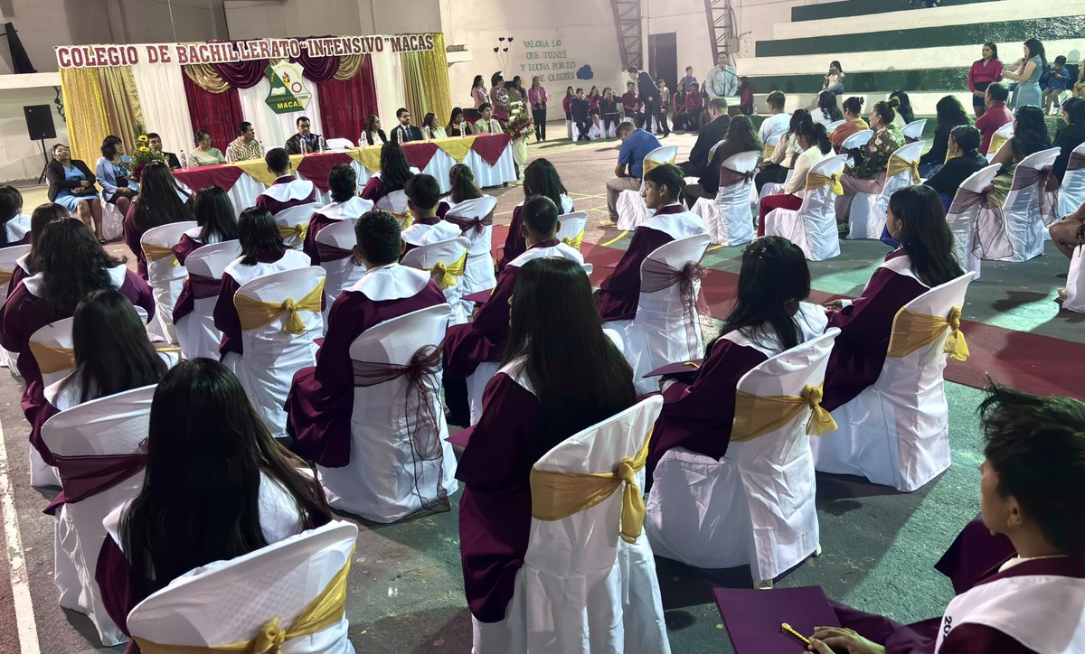 #Macas| El Jefe Local del #ECU911, <a href="/Frankicc/">Frank Calvas</a> entregó una placa de reconocimiento 🏅 al estudiante que obtuvo el título de Mejor Egresado del Colegio de Bachillerato Intensivo “Macas”.

Este gesto resalta la importancia de apoyar e incentivar el esfuerzo, la dedicación y el