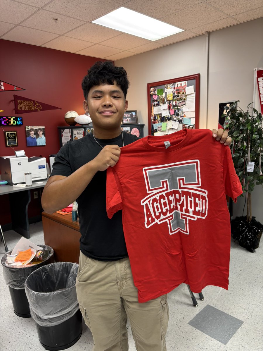Tracks4Tigers's tweet image. 1st round of ACCEPTED shirts today! So proud of our Tigers already getting accepted! Make sure you turn in your acceptance letters in SchooLinks! #TheTravisWay @THS_Tigers