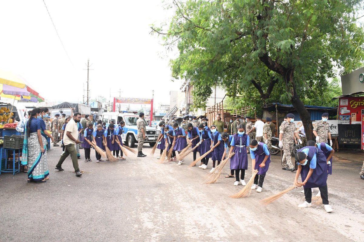#GCRaipur conducted Ek Din Ek Ghanta Ek Sath at Arang Bus Stand with CRPF personnel, Parshads, teachers &amp; students. 400+ people joined the oath-taking &amp; cleanliness drive under #SwachhataHiSeva2025.
#SHS2025
#Swachhotsav
<a href="/crpfindia/">🇮🇳CRPF🇮🇳</a>
<a href="/CentralZoneCrpf/">Central Zone CRPF 🇮🇳</a>
<a href="/cgsectorcrpf/">Chhattisgarh Sector CRPF</a>
<a href="/rcwagcraipur/">RCWA GROUP CENTER CRPF RAIPUR</a>