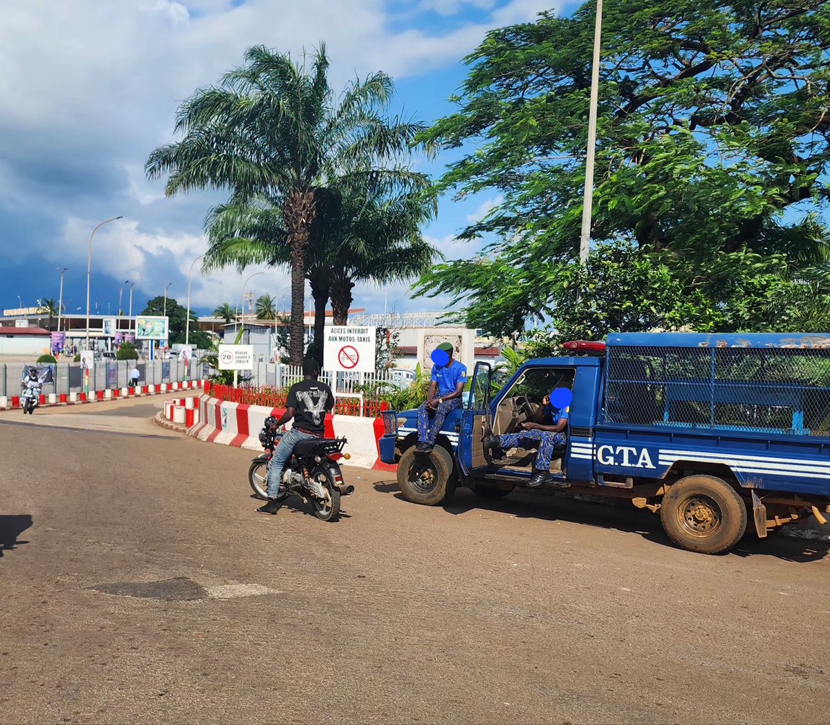 🚫 Interdiction des motos-taxis à l’aéroport de Conakry : + sécurité et image ✅ mais – accès pour les voyageurs modestes ❌.
La vraie question : où sont les navettes, taxis organisés et solutions durables ?
Bonne décision ou injustice ? 🤔
#Transport #Guinee224 #aeroport