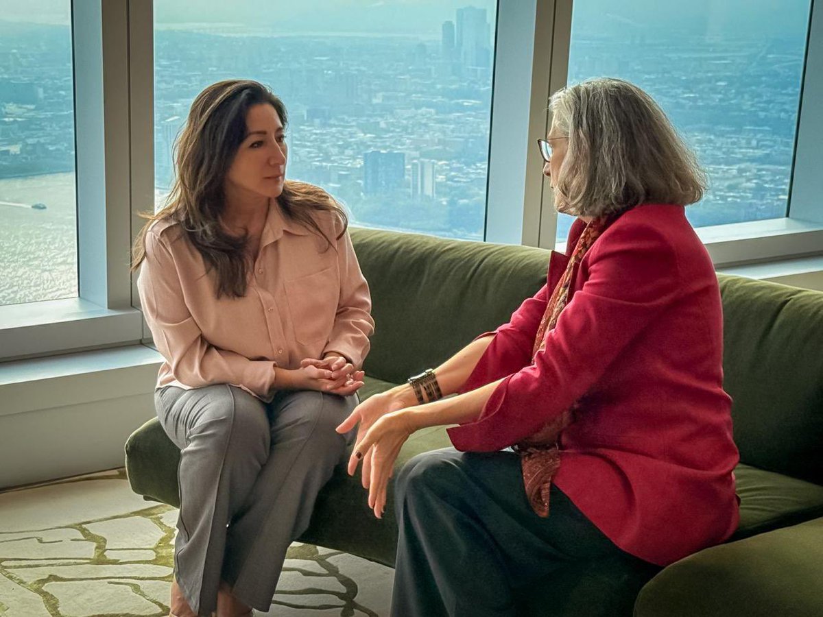 Hoy, nos reunimos con <a href="/AnacludiaRossb1/">Anacláudia Rossbach</a>, Directora Ejecutiva de <a href="/onuhabitat/">ONU HABITAT América Latina y El Caribe</a>, para dialogar sobre nuevos proyectos para El Salvador, como parte del esfuerzo por ampliar e incentivar la producción de vivienda social.

Estamos listos para seguir trabajando de la mano en temas como la