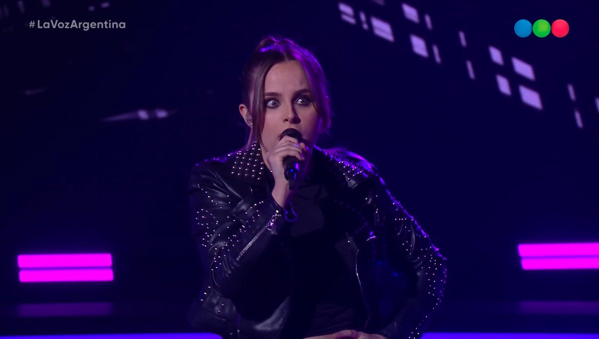 petschyler's tweet photo. silencio porque hoy vuelve ✨ELLA✨ #LaVozArgentina https://t.co/ZAFNsLNJJR