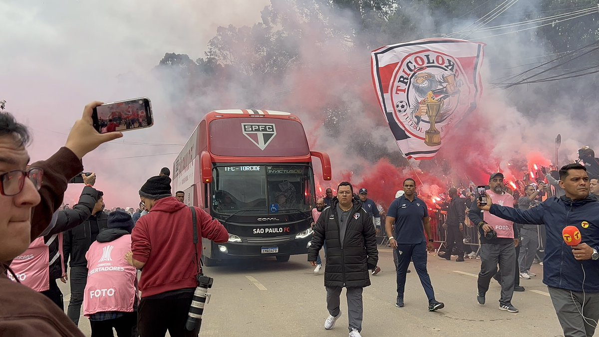 bgiufrida's tweet image. Nos braços de sua torcida, o São Paulo está em casa!