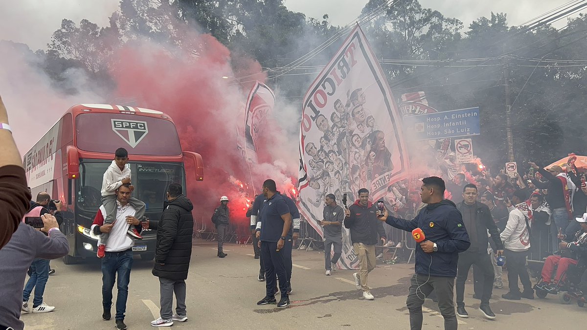 bgiufrida's tweet image. Nos braços de sua torcida, o São Paulo está em casa!
